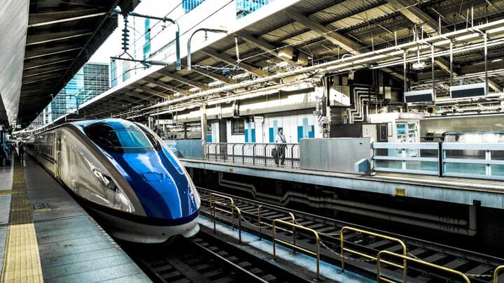 बता दें कि देश की पहली बुलेट ट्रेन के लिए भारत में पहली बार मॉडर्न टेक्नोलॉजी वाले बैलास्टलेस ट्रैक  भी बनाए जा रहे हैं. ये गिट्टी रहित ट्रैक होते हैं और इनसे ट्रेन में काफी स्थिरता आती है. इस ट्रैक सिस्टम के मुख्य रूप से चार भाग हैं. पहला वायाडक्ट के ऊपर RC ट्रैक, सीमेंट अस्फाल्ट मोर्टार, प्री-कास्ट ट्रैक स्लैब और फास्टनिंग डिवाइस है. इस खास ट्रैक को गुजरात में तैयार किया जा रहा है.