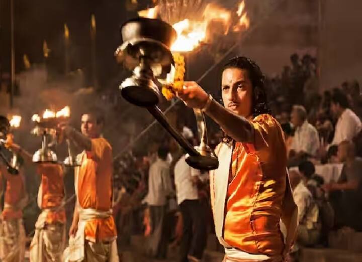 चार धाम यात्रेच पॅकेज हे दिल्लीतून भारत गौरव टुरिस्ट ट्रेनने सुरु केलं आहे. यामध्ये तुम्हाला ऋषिकेशला जाण्याची संधी मिळते. तिथून जोशीमठहून केदारनाथ, बद्रीनाथलाही जाता येतं.