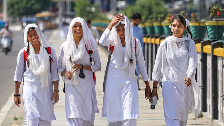 दिल्ली में न्यूनतम और अधिकतम तापमान क्रमश: 21 और 39 डिग्री सेल्सियस रहने की संभावना है.