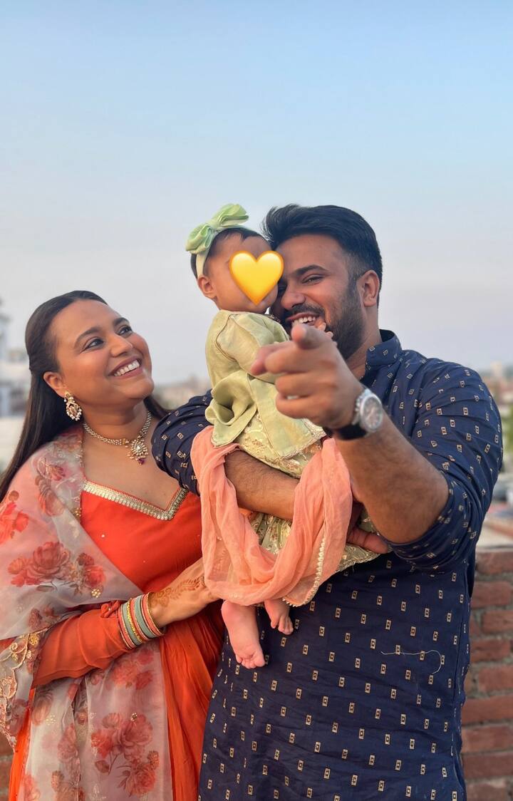 वहीं दूसरी फोटो में राबिया अपने मम्मी-पापा की गोद में खेलती हुए नजर आ रही हैं.