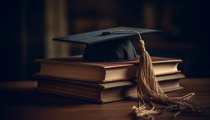 UPSC क्लियर करने के बाद IAS पद पर कर्मचारी की नियुक्ति होती है. जिसमें ट्रेनिंग के बाद सबसे पहला पद एसडीएम का मिलता है.