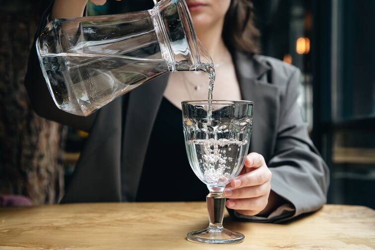 Viral: Giving free water to customers proved costly for the restaurant, now it has to pay so much money Viral: રેસ્ટોરન્ટે ગ્રાહકને ફ્રીમાં પાણી ન આપ્યું, હવે ચૂકવવો પડશે આટલો દંડ, જાણો કોર્ટે શું કહ્યું....