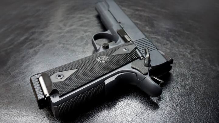 हालांकि, हम जिस बंदूक की बात कर रहे हैं, उसकी कीमत भी कम है और इसे हर भारतीय अपने पास रख सकता है. सबसे बड़ी बात कि इस बंदूक को इंडियन ऑर्डिनेंस फैक्ट्री ने बनाया है.