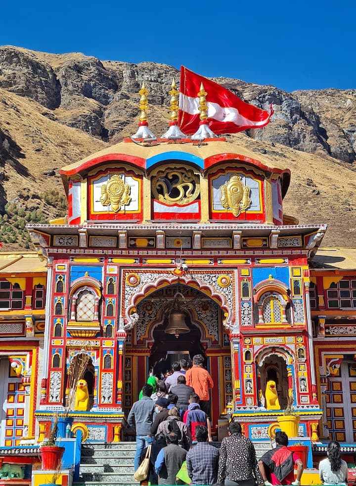 IRCTC Char Dham Yatra Tour: अगर आप चार धाम यात्रा करने के बारे में सोच रहे हैं तो आईआरसीटीसी आपके लिए शानदार टूर पैकेज लेकर आया है. इसके जरिए आप देश के कई धार्मिक स्थलों के दर्शन कर सकते हैं.