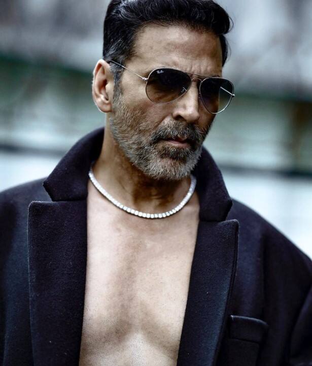 अक्षय आज बॉलीवुड के सबसे अमीर और सबसे ज्यादा कमाई करने वाले स्टार्स में से एक है. वह 80 करोड़ रुपये के आलीशान बंगले में रहते हैं और उनके पास लग्जरी कारों का कलेक्शन है.