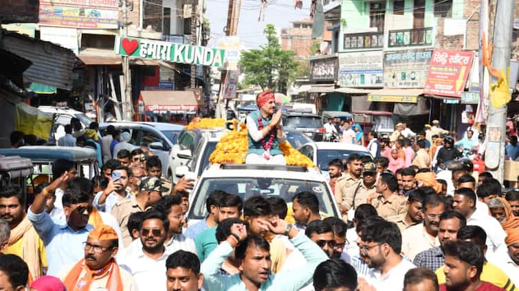 Lok Sabha Election 2024 BJP MP Vinod Sonkar Welcomed in Kunda with Convoy of 500 vehicles Raja Bhaiya Tension increase ANN Lok Sabha Election 2024: बीजेपी सांसद का कुंडा में 500 गाड़ियों के काफिले के साथ स्वागत, राजा भैया की बढ़ेगी टेंशन?