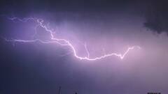 शेतात राबताना वीज काळ बनून आली, लेकासमोर आईवर वीज कोसळली, जागच्या जागी मृत्यू, मुलगाही गंभीर भाजला