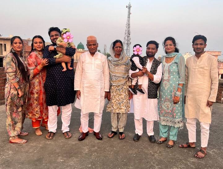 स्वरा ने एक हैप्पी फैमिली फोटो शेयर की, जहां सभी ईद के मौके पर एथनिक वियर में नजर आए.