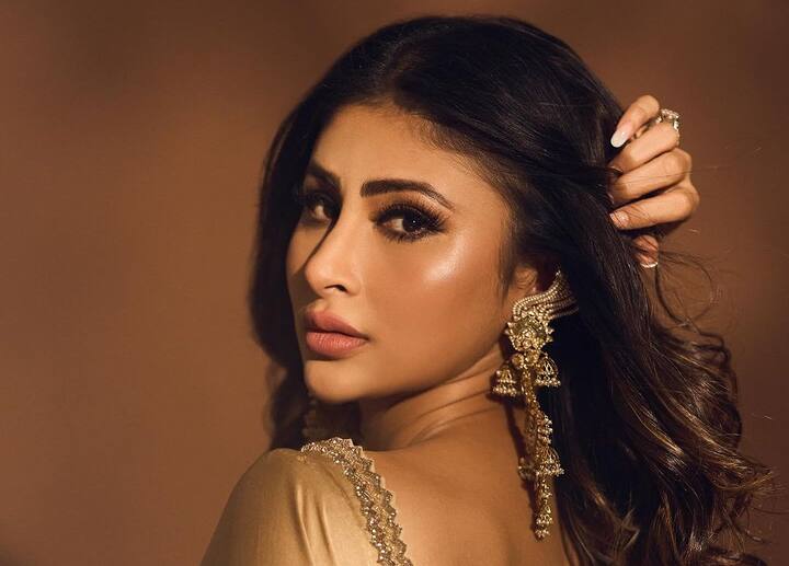 மின்னும் புடவையில் ஜொலிக்கும் புகைப்படங்களை லேட்டஸ்டாக போஸ்ட் செய்துள்ளார் மௌனி ராய்