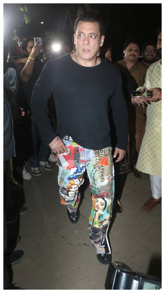 प्रिंटेड पैंट में सलमान खान का डैशिंग लुक, ऐसे की ईद पार्टी में एंट्री