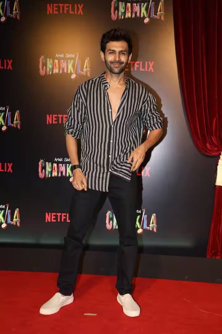 ਰਿਲੀਜ਼ ਤੋਂ ਪਹਿਲਾਂ ਇਸ ਦੀ ਸ਼ਾਨਦਾਰ ਸਕ੍ਰੀਨਿੰਗ ਰੱਖੀ ਗਈ ਸੀ। ਸਟਾਰ ਕਾਸਟ ਤੋਂ ਇਲਾਵਾ ਕਈ ਵੱਡੇ ਸਿਤਾਰਿਆਂ ਨੇ ਸ਼ਿਰਕਤ ਕੀਤੀ। ਕਾਰਤਿਕ ਆਰੀਅਨ ਵੀ ਡੈਸ਼ਿੰਗ ਲੁੱਕ 'ਚ ਪਹੁੰਚੇ।