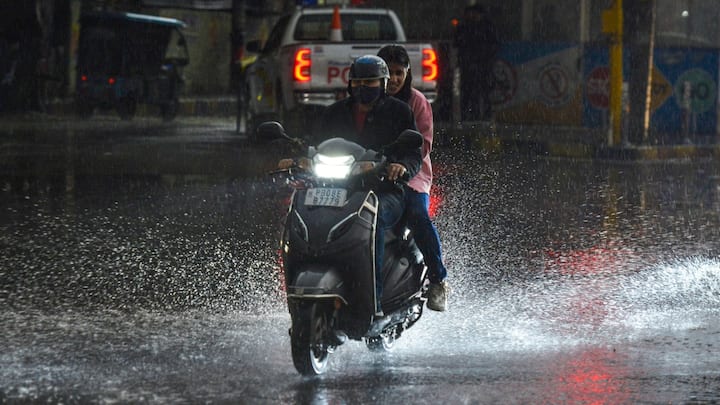 भारत मौसम विज्ञान विभाग (IMD) ने बताया कि मध्य भारत में शुक्रवार (12 अप्रैल, 2024) को हल्की से मध्यम बारिश के साथ ओलावृष्टि की भी संभावना है.