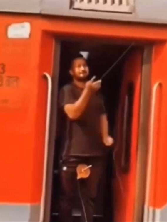 ट्रेन के गेट से उड़ाई पतंग, देखें पतंगबाजी का रजनीकांत