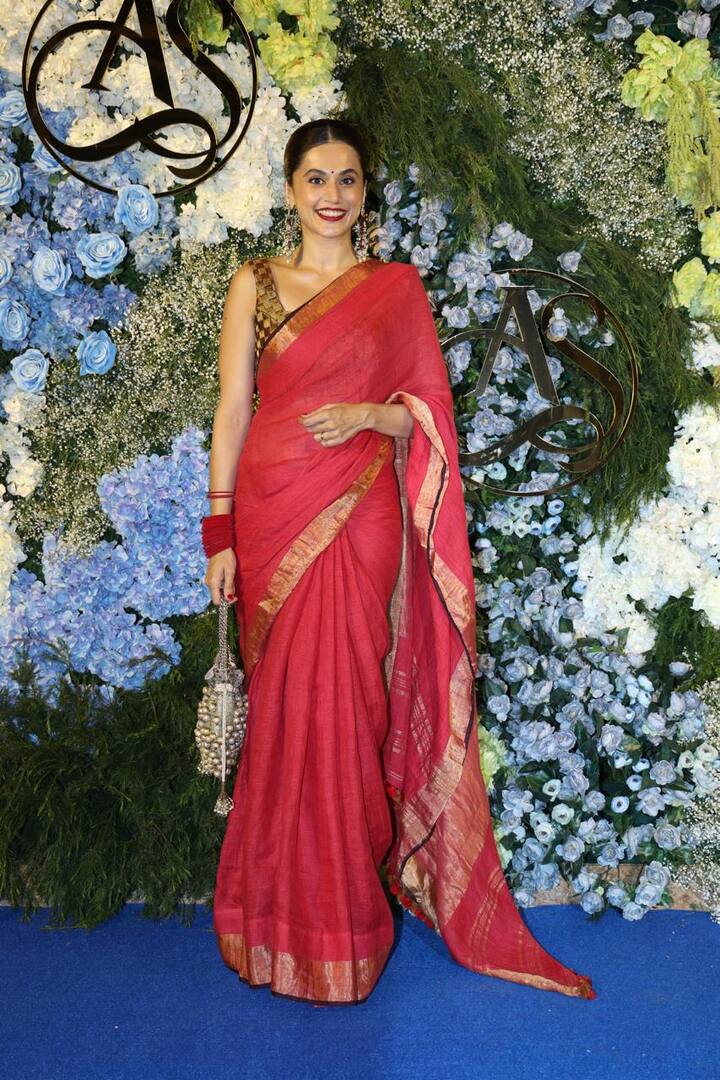 वहीं फैंस डंकी एक्ट्रेस के इस लुक को काफी पसंद कर रहे हैं.