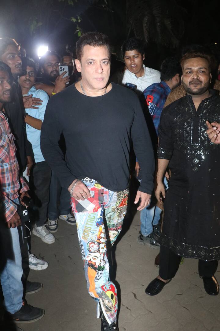 अपने गैलेक्सी अपार्टमेंट की बालकनी से ईद के मौके पर अपने फैंस को बधाई और शुभकामनाएं देने के बाद, सलमान खान ने अपने भाई सोहेल खान की ईद पार्टी में शानदार अंदाज में शिरकत की.