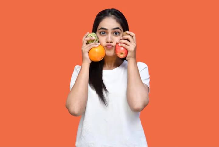 देखा जाए तो फलों में फ्रुक्टोज होता है जो जल्दी पचता है, अगर भोजन के तुरंत बाद फल खाते हैं तो फ्रुक्टोज जल्दी पचता है और पेट में पहले से गया भोजन पचने में काफी दिक्कत आती है. भोजन के तुरंत बाद खाना खाने से शरीर में कई तरह के टॉक्सिन एकत्र होने की बात की जाती है. इसका असर पेट के साथ साथ त्वचा पर भी दिखता है.
