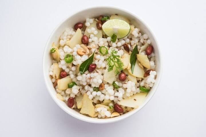 साबूदाना एक ऐसा आहार है जो व्रत, उपवास में बहुत काम आता है. यह खाने में स्वादिष्ट होने के साथ पौष्टिक भी होता है. साबूदाने को अक्सर लोग खिचड़ी के रूप में खाते हैं. लेकिन क्या आप जानते हैं साबूदाने का इस्तेमाल कर आप कई सारी चीजें बना सकते हैं? अगर नहीं तो यह खबर आपके लिए है.