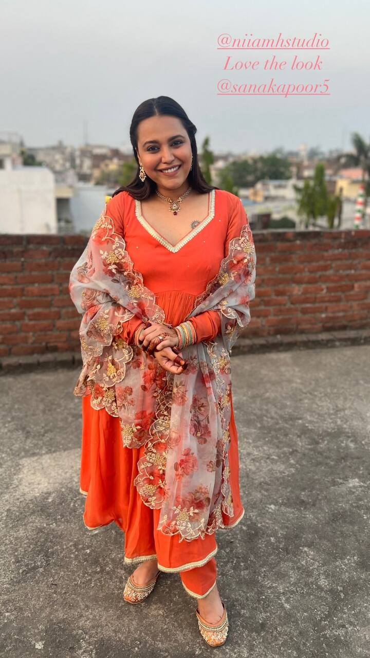 स्वरा ने चांद रात के अगले दिन की भी तस्वीरें शेयर की हैं, जहां उन्होंने पूरी फैमिली के साथ इस त्योहार को मनाया. इस दौरान स्वरा ने ऑरेंज कलर का सलवार सूट कैरी किया था, जिसमें वो काफी प्यारी लग रही थीं.