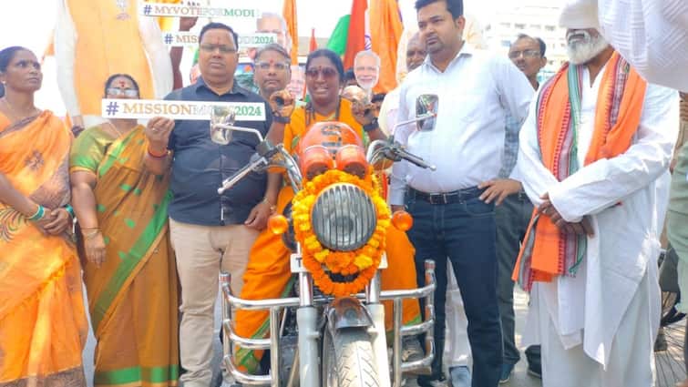 PM Modi crazy Bullet Rani  RAJLAXMI reached Prayagraj welcomed BJP workers many places ann Prayagraj News: पीएम मोदी की दीवानी बुलेट रानी पहुंची प्रयागराज, कई जगहों पर भाजपा कार्यकर्ताओं ने किया स्वागत