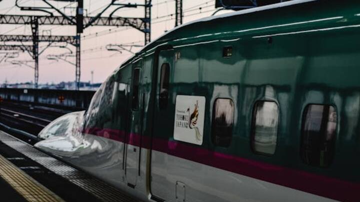 बता दें कि हवा की स्पीड 72 किलोमीटर प्रति घंटा से 130 किलोमीटर प्रति घंटा की रेंज में है, तो ट्रेन उसी हिसाब से अपनी स्पीड एडजस्ट करेगी. ऑपरेशन कंट्रोल सेंटर (ओसीसी) अलग-अलग जगह इंस्टॉल हुए एनीमोमीटर के माध्यम से हवा की गति की मॉनिटरिंग करेगा. इन 14 जगहों पर एनीमोमीटर इंस्टॉल किए जाएंगे.