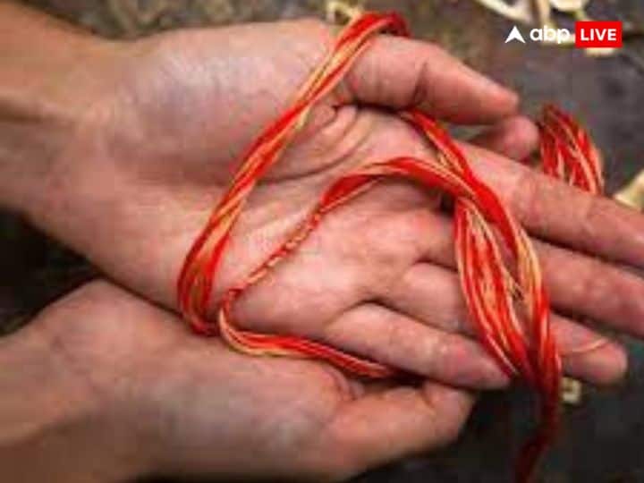 हिंदू धर्म में मौली बांधने का विशेष महत्व है. किसी भी शुभ कार्य की शुरूआत मौली या कलावा बांध कर की जाती है. इस मौली को रक्षा सूत्र भी कहा जाता है.