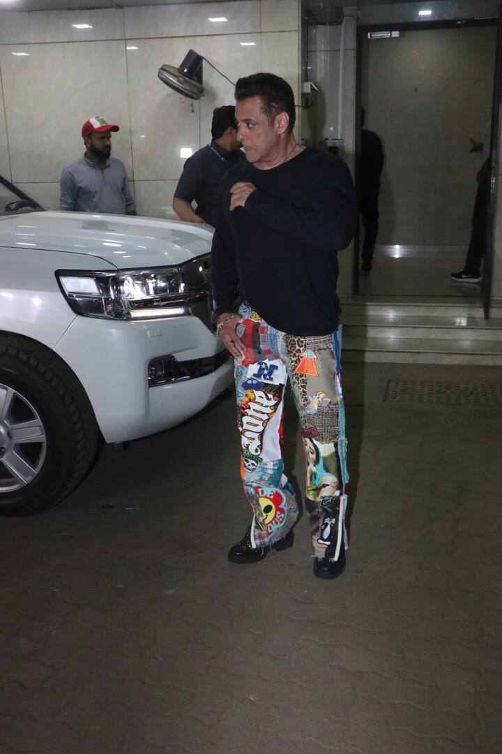 सलमान खानने भाऊ सोहेल खानच्या ईद पार्टीला अतिशय डॅशिंग स्टाईलमध्ये हजेरी लावली.