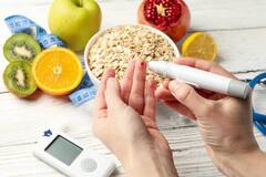 Diabetes Diet: गर्मी में खानपान को लेकर सावधान रहें डायबिटीज के मरीज़, डाइट में शामिल करें ये चीजें