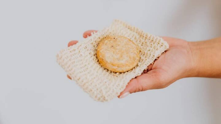 क्या आप जानते हैं कि भारत में मिलने वाला सबसे महंगा नहाने का साबुन कितने रुपये का है. कर्नाटक सोप एंड डिटर्जेट लिमटेड का 150 ग्राम वजन वाला मैसूर सैंडल मिलेनियम सोप संभवत: भारत का सबसे महंगा साबुन है. इसकी कीमत 720 रुपये के लगभग है. जानकारी के मुताबिक दो साल की रिसर्च से बने इस साबुन में हैं चंदन की लकड़ी के शुद्ध तेल के साथ ही पौधों के तेल, कंडीशनर, मॉश्चराइजर, विटामिन ई और जोजोबा-मिमोसा. इसके अलावा भारत में मिलने वाले फ्रांस के एक सोप हर्मस ऑफ की कीमत करीब 1,400 रुपये है.