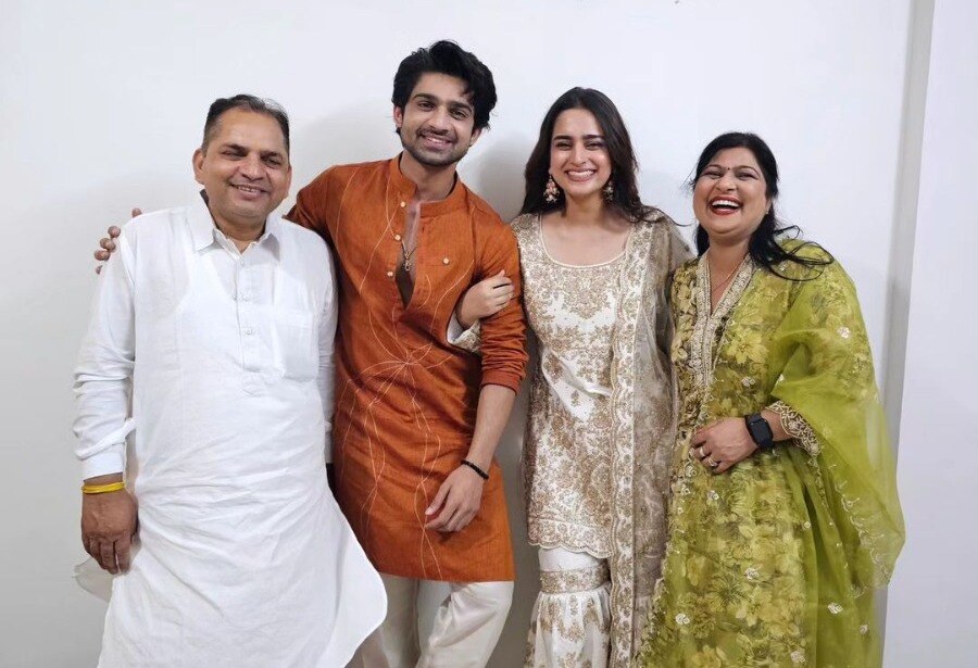 मम्मी-पापा को लेकर ईद मनाने आयशा खान के घर पहुंचे अभिषेक कुमार, साथ में दिए पोज तो फैन बोले- 'परफेक्ट कपल