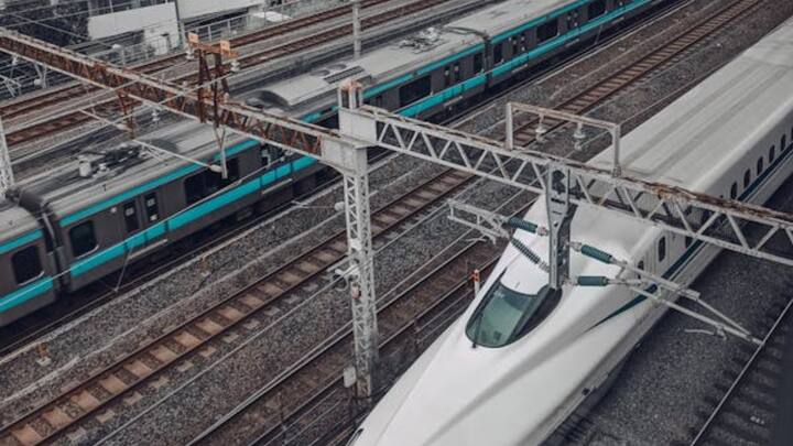 एनीमोमीटर एक प्रकार की आपदा निवारण प्रणाली है. ये 0-252 किलोमीटर प्रति घंटा की गति से चलने वाली हवाओं का रियल-टाइम डेटा इकट्ठा करता है. इसमें खास बात ये है कि 0 से 360 डिग्री तक तेज हवाओं पर नजर रखता है. इन वजहों से तेज हवाओं और तूफानों से निपटने के लिए NHSRCL ने ऐसी 14 जगहों की (गुजरात में 9 और महाराष्ट्र में 5) पहचान की है. जहां वायाडक्ट पर एनीमोमीटर लगाया जाएगा.