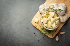 Garlic Benefits: हाई बीपी और कोलेस्ट्रॉल कंट्रोल करने में रामबाण है लहसुन, जबरदस्त हैं इसके फायदे