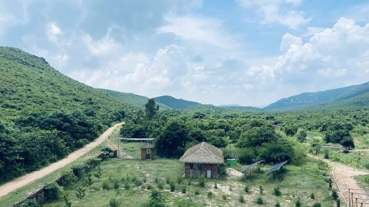 आप चौपटा का भी दौरा कर सकते हैं. यहां के नजारे हर मौसम में आपको मोह लेंगे. आप यहां शांति के पल बिता सकते हैं और साथ ही एडवेंचर भी कर सकते हैं. इसके अलावा, आप यहां पंच केदार और चंद्रशीला पार्क भी देख सकते हैं.