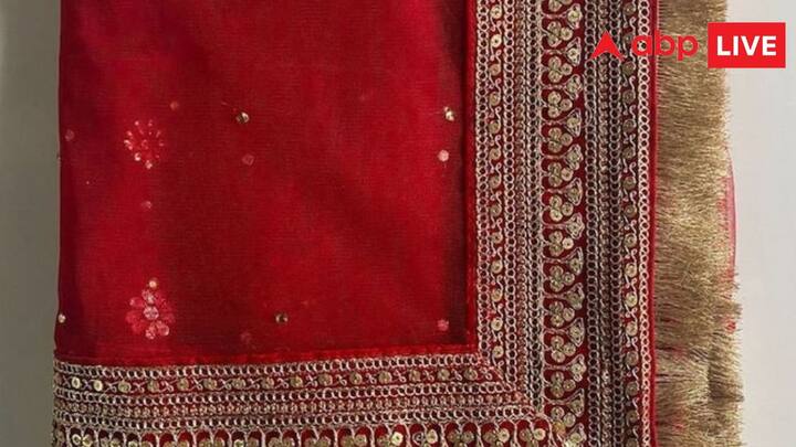 धार्मिक मान्यता के अनुसार कन्याओं को वस्त्र दान करना बहुत शुभ होता है. यदि आपकी क्षमता वस्त्र दान की ना हो तो आप एक रुमाल देकर भी माता रानी को प्रसन्न कर सकते हैं.