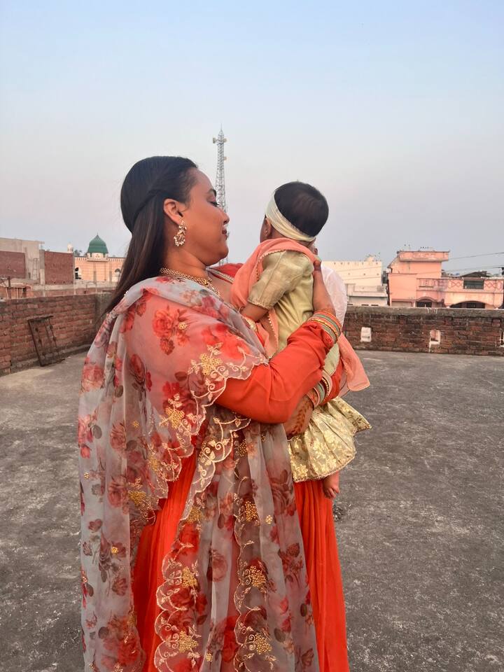 एक और फोटो में स्वरा अपनी लाडली को गोद में लेकर उसे दुलार करती हुई दिखाई दीं.