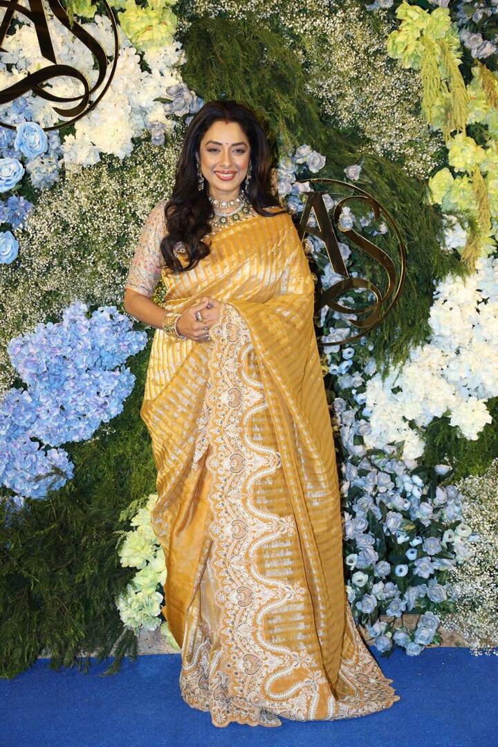 'अनुपमा' फेम एक्ट्रेस रुपाली गांगुली भी आनंद पंडित की बेटी के वेडिंग रिसेप्शन में पहुंचीं. येलो कलर की बनारसी साड़ी पहने एक्ट्रेस काफी जच रही थीं.