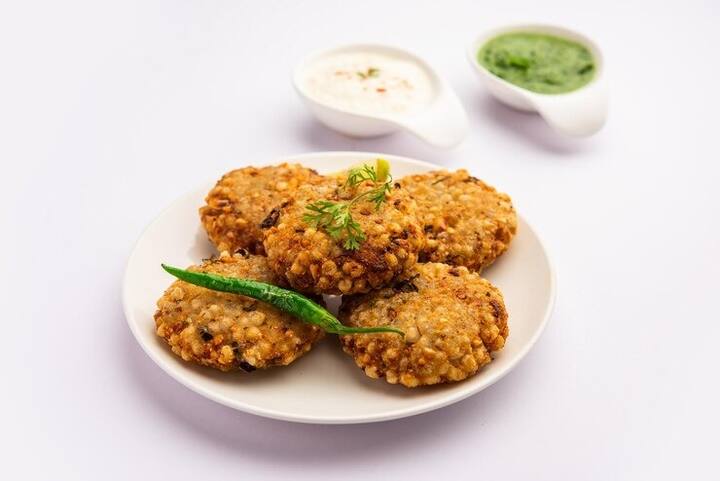 इसके अलावा साबूदाने का इस्तेमाल कर आप पराठे भी बना सकते हैं. पराठे बनाने के लिए साबूदाने को 3 से 4 घंटे पहले गला कर रखें, फिर उसमें आलू मिलाकर चूर लें. आटा जैसा करने के बाद इसे बेल लें और तवे पर घी की मदद से सेक लें. साबूदाने से आप खीर भी बना सकते हैं.