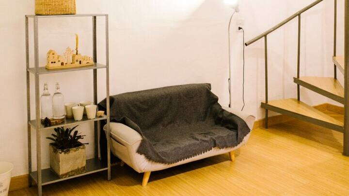 मल्टीफंक्शनल फर्नीचर का प्रयोग करें: फोल्डेबल या मल्टीफंक्शनल फर्नीचर जैसे कि सोफा-कम-बेड, या बेड के नीचे स्टोरेज वाले बेड, स्पेस को बचाते हैं और घर को साफ-सुथरा रखने में मदद करते हैं.