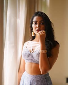 Shivathmika Rajashekar Photos: శివాత్మిక బోల్డ్‌ లుక్‌ - సోఫాలో పడుకుని కొంటేగా చూస్తూ మాయచేస్తున్న 'దొరసాని'