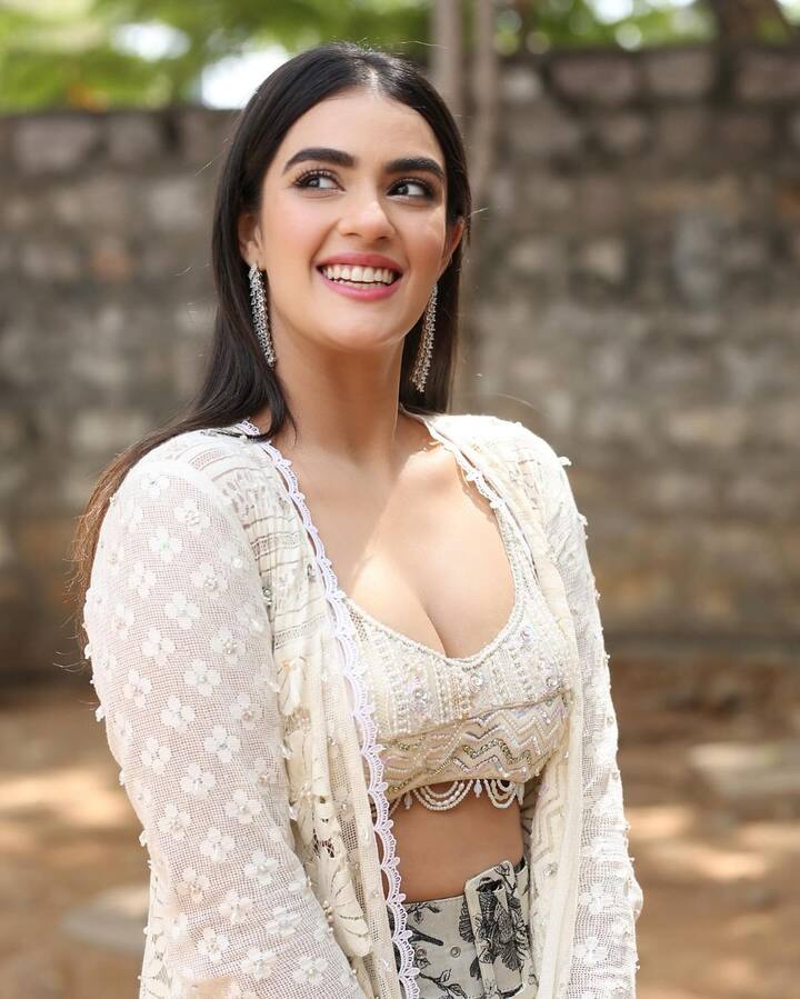 ‘ఈ మాయ పేరేమిటో‘ చిత్రంతో ప్రేక్షకుల ముందుకు వచ్చింది. కానీ, అనుకున్న స్థాయిలో సక్సెస్ కాలేదు. Kavya Thapar/Instagram