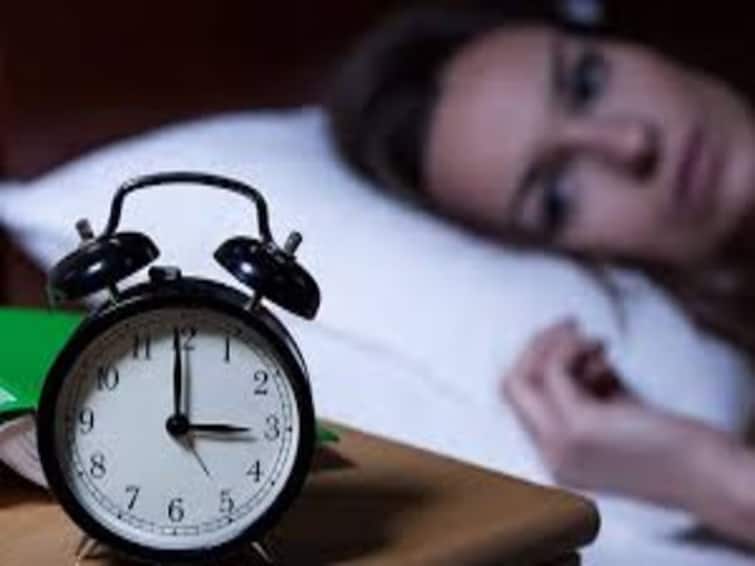 astro tips for good sleep insomnia follow these remedies immediatel marathi news Astro Tips : कुंडलीत 'हा' ग्रह अशुभ असल्यास झोपेची उद्भवते समस्या; निद्रानाशाच्या समस्येपासून मुक्त होण्यासाठी 'हे' उपाय करा