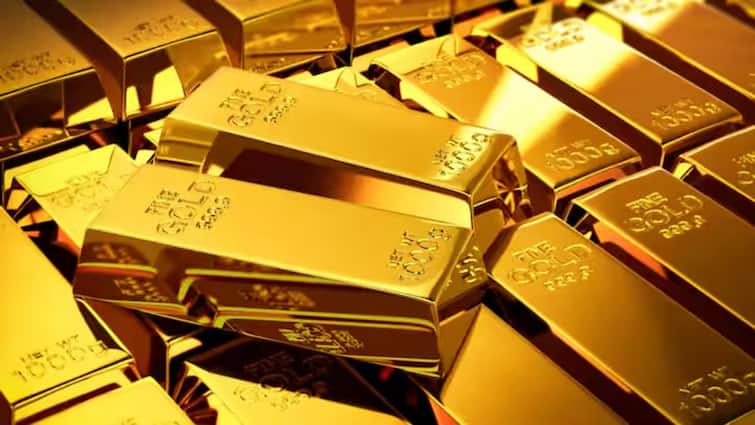 Bihar Gold Smuggler Arrested by DRI in Siliguri Team Shocked After Seeing Gold Biscuits and Cash ANN सिलीगुड़ी में पकड़े गए बिहार के सोना तस्कर, गोल्ड के बिस्किट और नकद देख फटी रह गईं आंखें