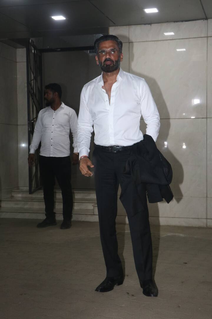 सोहेल की ईद पार्टी में सुनील शेट्टी भी काफी स्टाइलिश अंदाज में पहुंचे थे. एक्टर व्हाइट शर्ट और ब्लैक पैंट में काफी डैशिंग लग रहे थे.