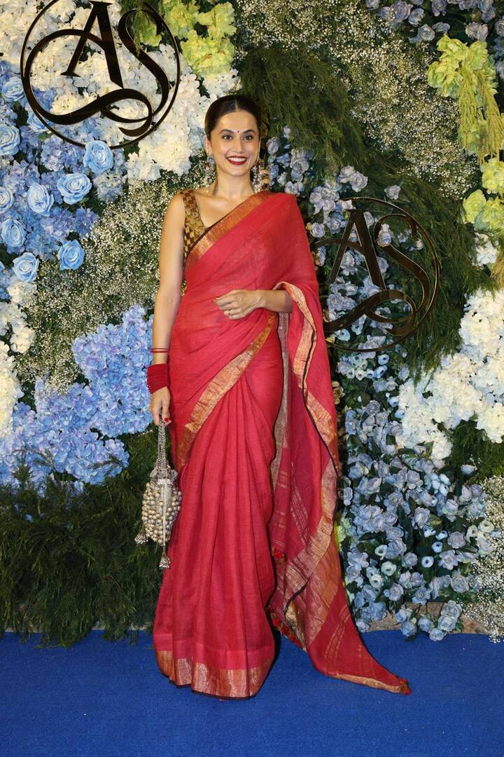 तापसी ने इस दौरान अपने माथे पर ब्लैक कलर की छोटी सी बिंदिया लगाई हुई थी और कानों में बड़े-बड़े ईयरिंग्स भी पहने थे. एक्ट्रेस ने अपने हाथों में लाल रंग की चूड़ियां भी पहनी हुई थी.