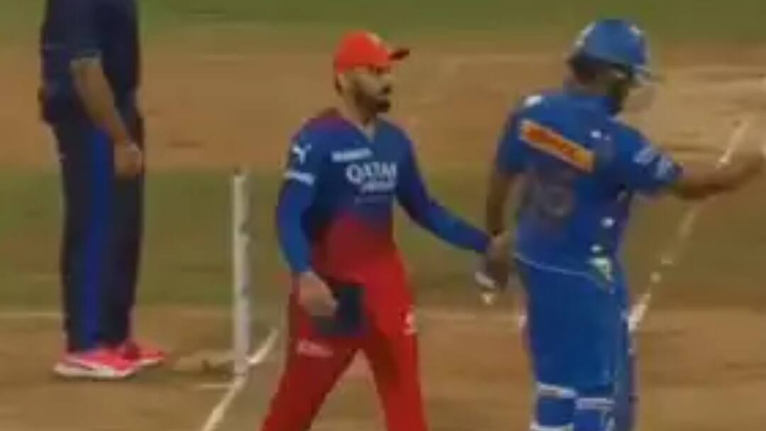 Watch: विराट कोहली ने खास अंदाज़ में रोहित शर्मा से की मुलाकात, लाइव मैच की दिलचस्प वीडियो वायरल Virat Kohli meet Rohit Sharma in MI vs RCB IPL 2024 live match very differently watch video Watch: विराट कोहली ने खास अंदाज़ में रोहित शर्मा से की मुलाकात, लाइव मैच की दिलचस्प वीडियो वायरल