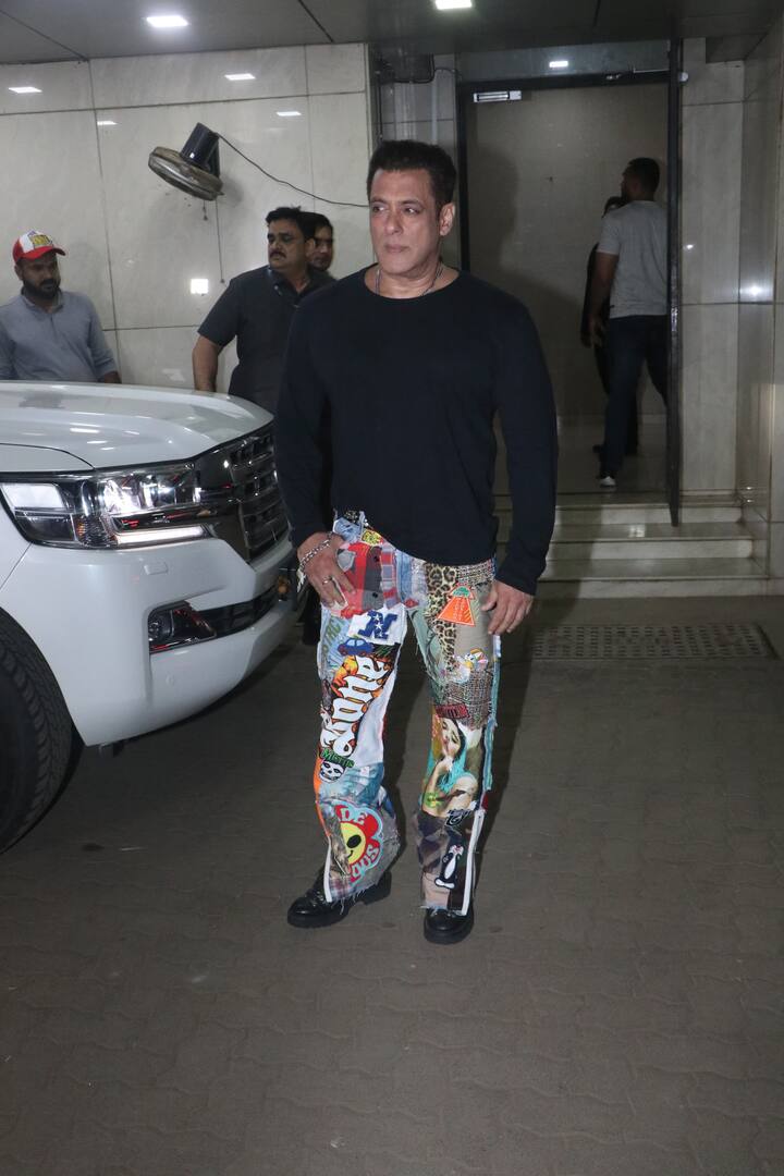 काल रात्री सलमान खानचा भाऊ सोहेल खानच्या घरी ईद पार्टीचे आयोजन करण्यात आले होते.