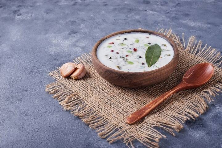 रायते का स्वाद बढ़ाने के लिए आप इसमें कुछ चीज अलग से डाल सकते हैं. जैसे पुदीने की चटनी बनाकर एक चम्मच रायते में मिला दे. इसके अलावा आप इसमें भुनी हुई लहसुन भी डाल सकते हैं. रायते में आप बूंदी भी डाल सकते हैं.