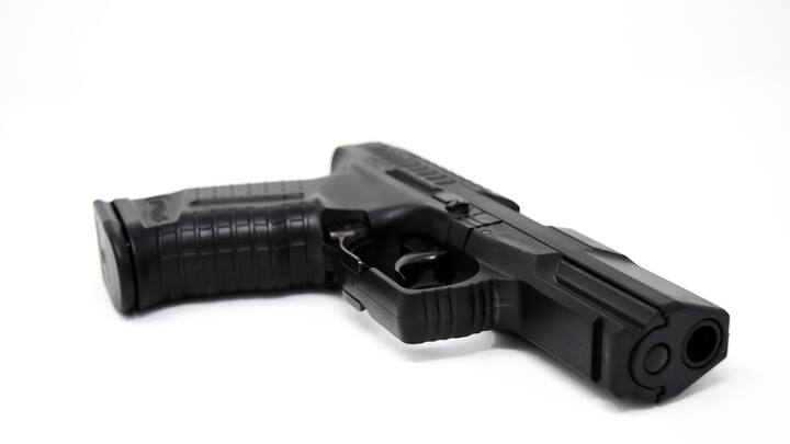 वहीं इन बंदूकों की कीमत की बात करें तो ये 1 लाख से लेकर 1.5 लाख के बीच हैं. हालांकि आप इन बंदूकों को महज 2000 रुपये में बुक करा सकते हैं.