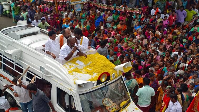 RB Udayakumar alleged that Manikthakur came today to collect votes without speaking in the Parliament, eating tea and baguette என்னடா இரட்டை இலை சின்னத்தை காணோம்னு சொல்லக் கூடாது; நீங்க முரசுக்கு வாக்களிக்கணும்: உதயகுமார் கலகல