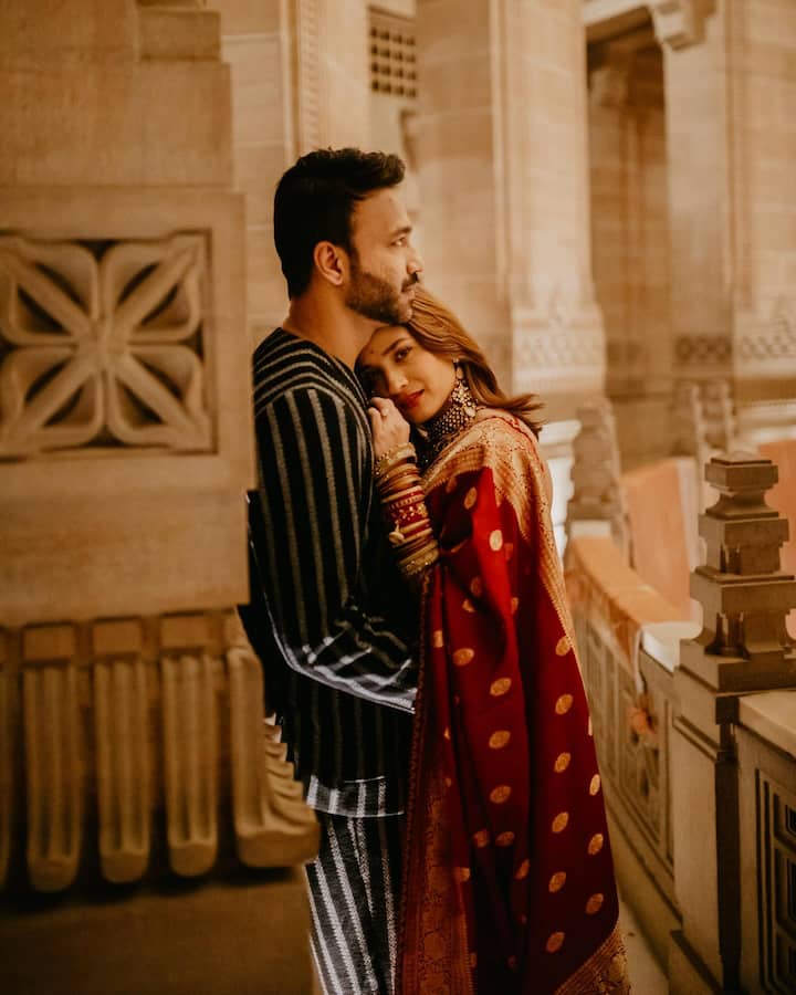 किता आणि विकी 'बिग बॉस 17' मध्ये स्पर्धक म्हणून दिसले होते. यानंतर दोघेही नुकत्याच रिलीज झालेल्या 'ला पिला दे शराब' या म्युझिक व्हिडिओमुळे चर्चेत आहेत(all photo:lokhandeankita/ig)