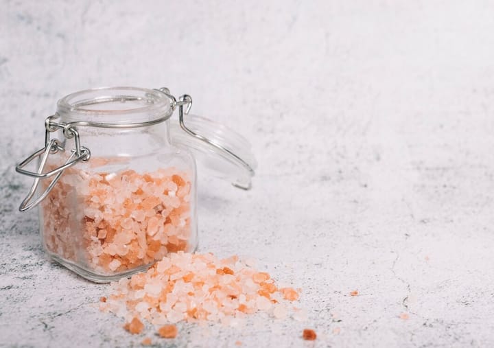 चैत्र नवरात्रि में 9 दिनों का व्रत चल रहा है. इस दौरान व्रती सेंधा नमक (Sendha Namak) का भी इस्तेमाल करते हैं. कहा जाता है कि सेंधा नमक खाने से सेहत को कई फायदे होते हैं.